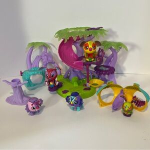 Zoobles Playset Spring to Life Razoo's Treehouse Azoozia 2010 Mama Lot Dino Baby